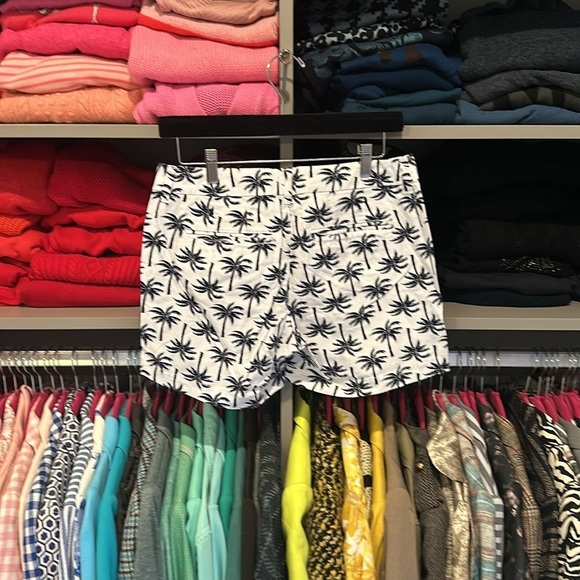 Old Navy white with dark navy palm trees 5” shorts size 2 - Picture 3 of 3